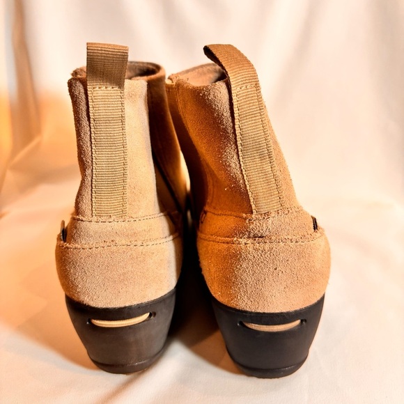 CROCS Sz 9 Tan Suede Ankle Chelsea Ankle Pull On Boots Low Wedge Soles - Picture 12 of 13